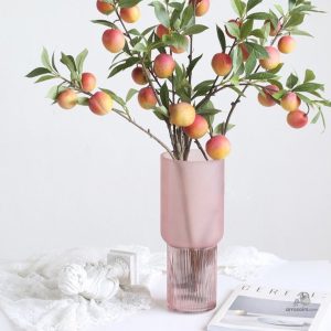 Vase en verre rose au design élégant