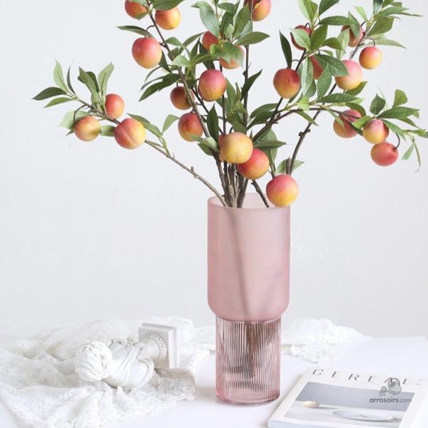 Vase en verre rose au design élégant