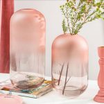 Vase contemporain en verre rose