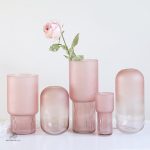 Vase en verre rose pour fleurs séchées