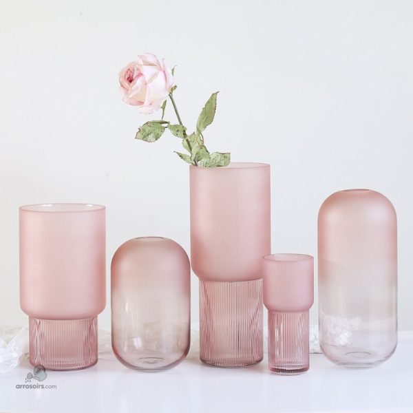 Vase en verre rose pour fleurs séchées