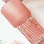Vase en verre rose, style minimaliste