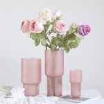 Vase design en verre rose à la forme unique