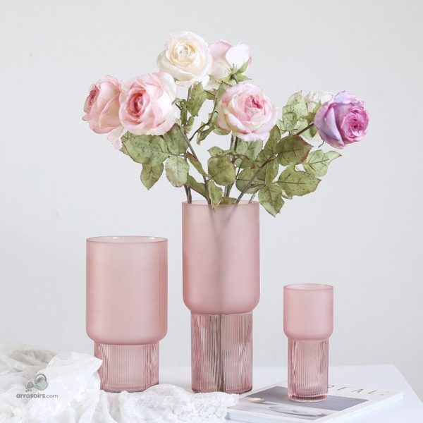 Vase design en verre rose à la forme unique