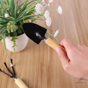 Outils de jardinage pratiques pour petits espaces et balcon