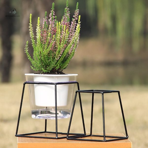 Design moderne : pot avec système d'arrosage