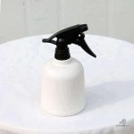 Pulvérisateur doux en teintes pastel pour humidifier les plantes