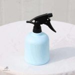 Pulvérisateur moderne en pastel pour arroser délicatement