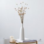 Vase blanc en céramique au design épuré