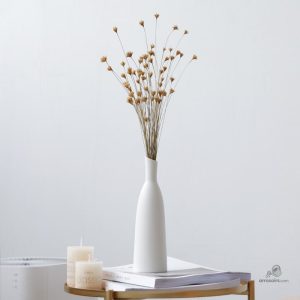 Vase blanc en céramique au design épuré