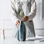 Vase en verre bleu pétrole, forme stylisée