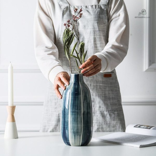 Vase en verre bleu pétrole, forme stylisée