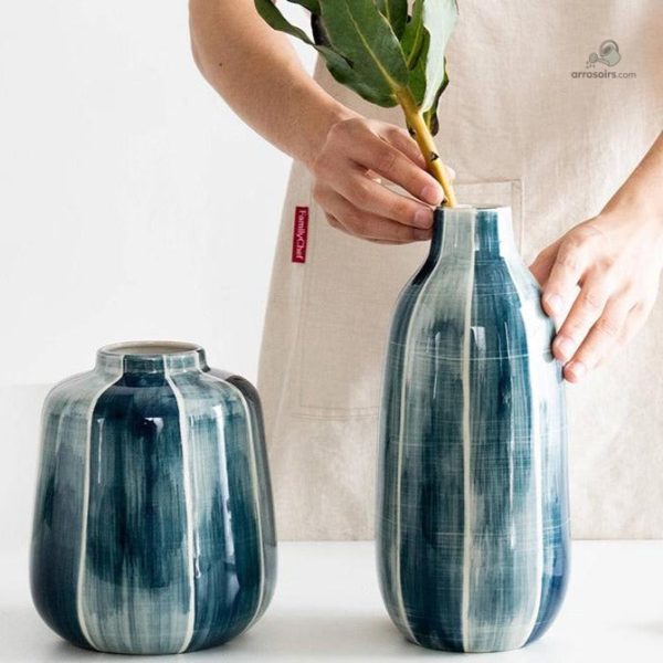 Vase design bleu pétrole, touche artistique
