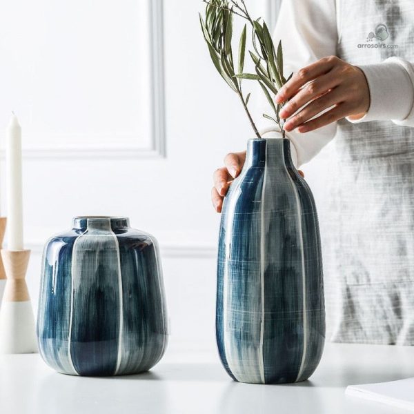 Vase bleu pétrole, pièce maîtresse pour intérieur