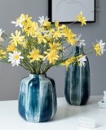 Vase contemporain bleu pétrole, allure sophistiquée