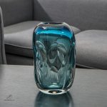 Vase contemporain en verre bleu translucide