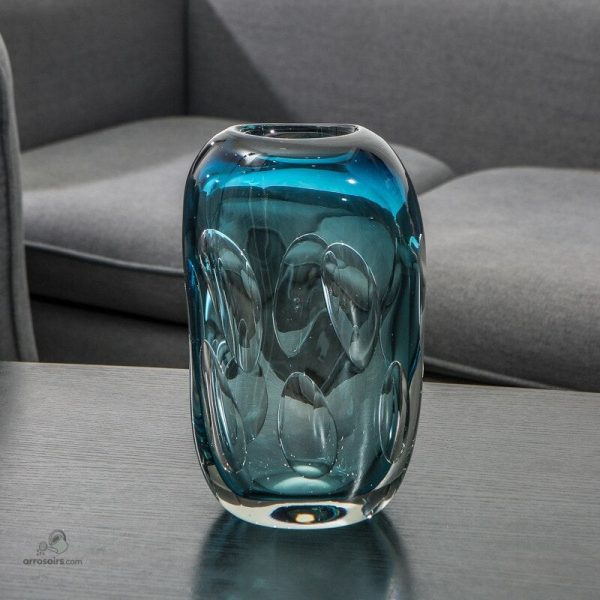 Vase contemporain en verre bleu translucide