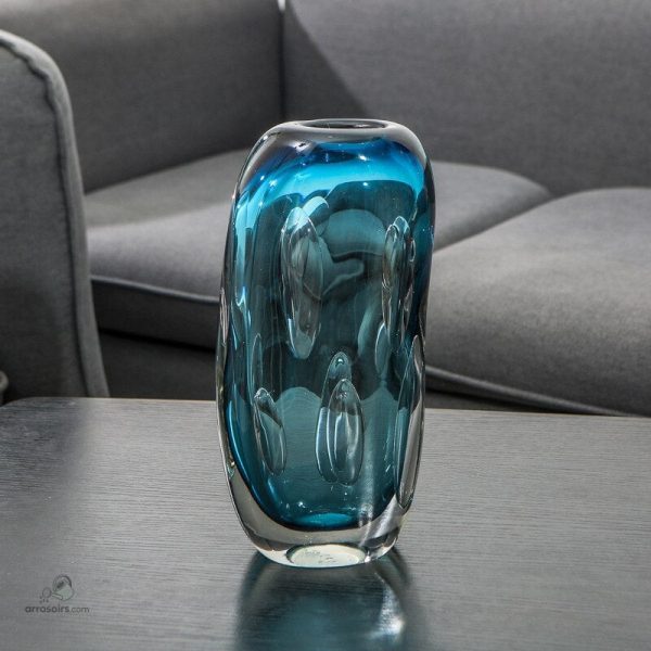 Vase design épuré, couleur bleue transparente
