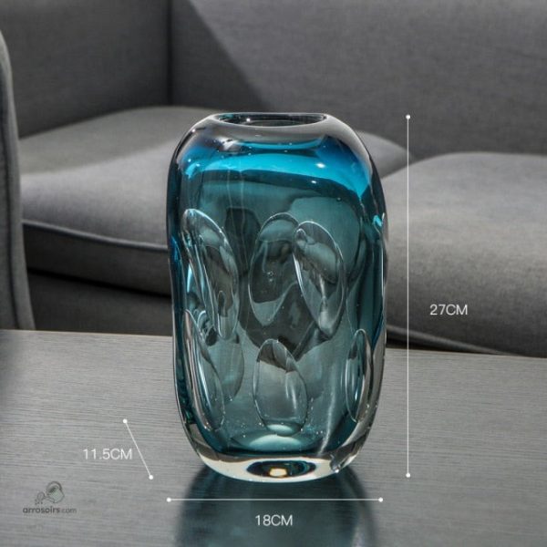 Vase design lumineux, teinte bleue claire