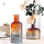 Vase design aux couleurs vibrantes