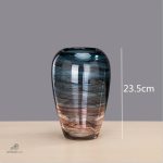 Vase en verre bleu avec forme unique