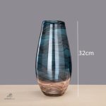 Vase design bleu pour fleurs fraîches