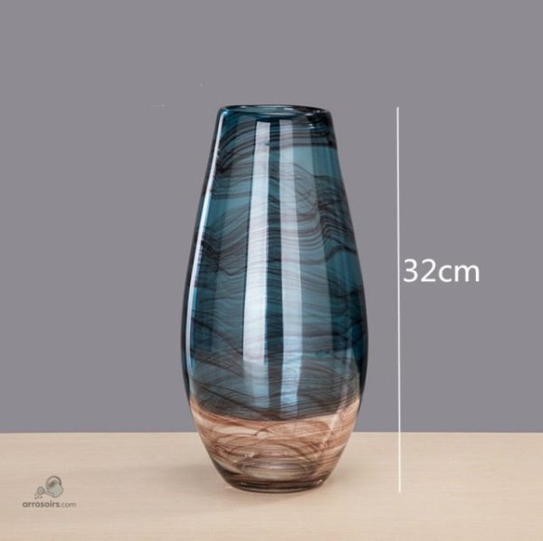 Vase design bleu pour fleurs fraîches