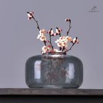 Vase contemporain en verre gris fumé
