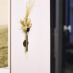 Vase mural en métal doré, touche artistique