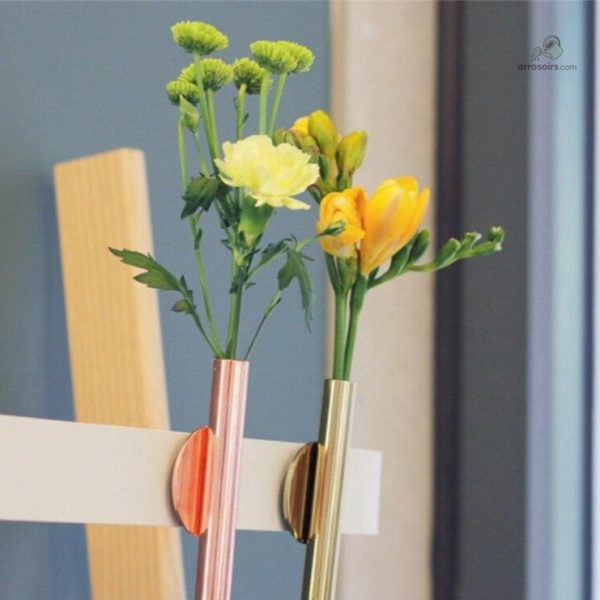 Vase doré mural, élément décoratif minimaliste