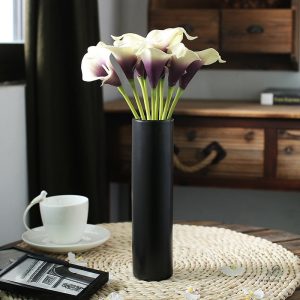 Vase noir mat pour décoration contemporaine