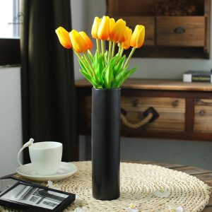 Vase design noir pour intérieur chic
