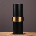 Vase noir avec liseré doré pour décoration