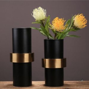 Vase design noir avec accents dorés