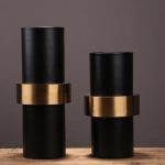 Vase noir chic aux finitions dorées