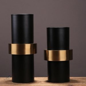 Vase noir chic aux finitions dorées