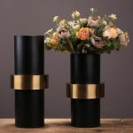 Vase décoratif noir avec touches dorées