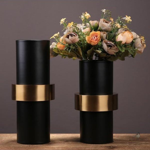 Vase décoratif noir avec touches dorées