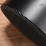 Vase noir élégant avec détails dorés