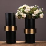 Vase design noir et or pour embellir