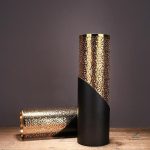 Vase noir et or design élégant pour décoration intérieure