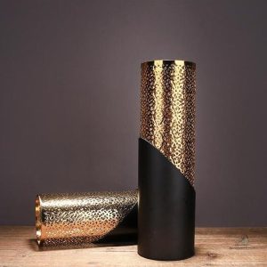 Vase noir et or design élégant pour décoration intérieure