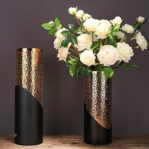 Vase design noir avec accents dorés pour un style moderne