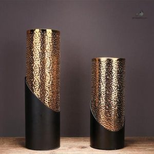 Vase or noir contemporain, parfait pour embellir votre espace