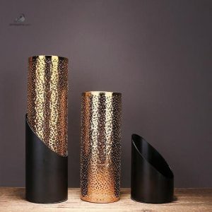Vase moderne en noir et or, ajout chic à votre décoration