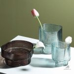 Vase ondulé design en verre élégant