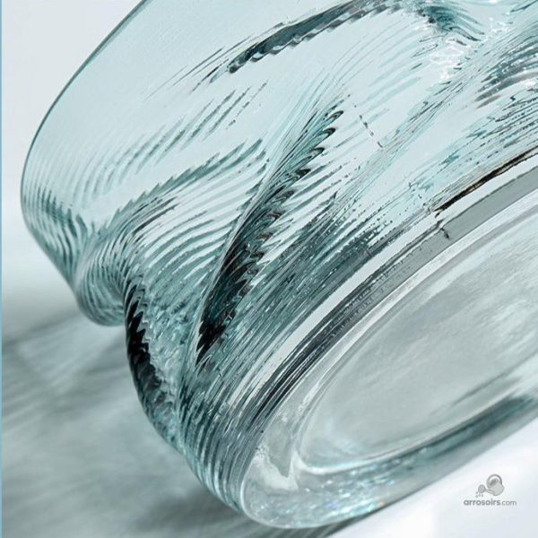 Vase ondulé au design sculptural et moderne