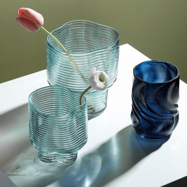 Vase design en verre, ondulations artistiques