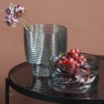 Vase ondulé, pièce maîtresse pour tables modernes