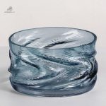 Vase design avec courbes fluides et artistiques